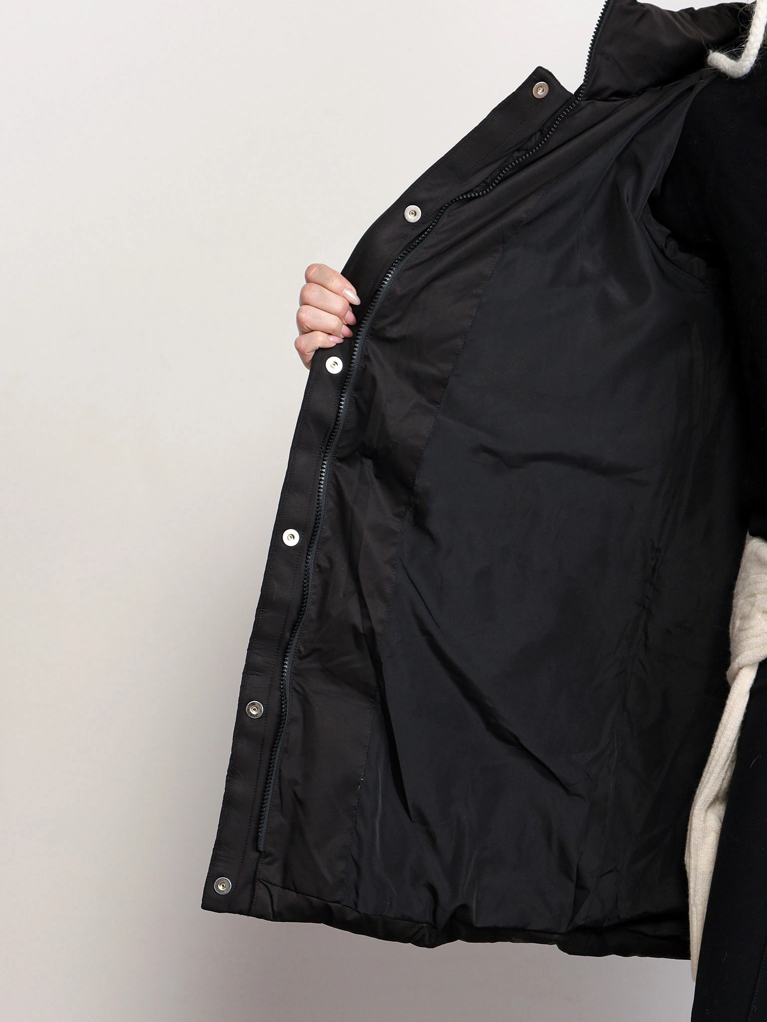 Пуховик черного цвета с капюшоном